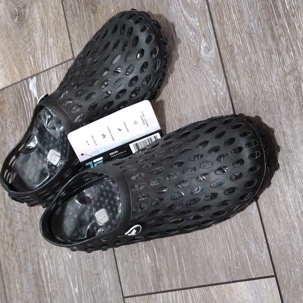 Tru Fit black water shoes. NWT. Size 8